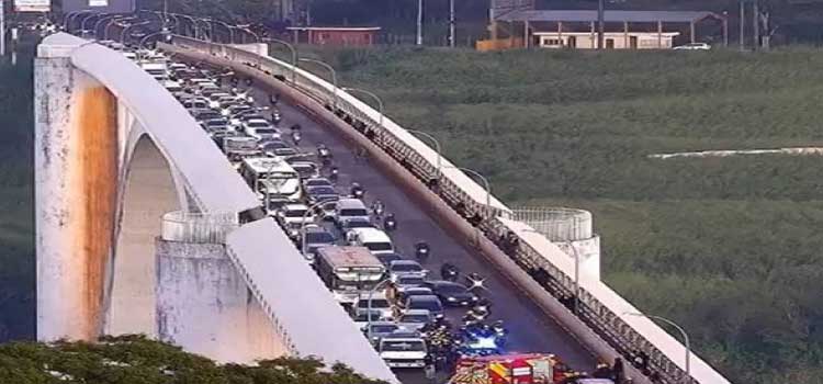 PARANÁ: Acidente deixa 3 feridos e causa lentidão na Ponte da Amizade, em Foz do Iguaçu.