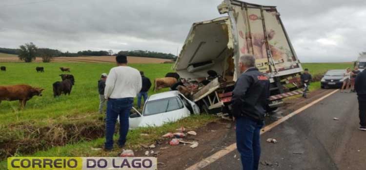 PARANÁ: Acidente entre caminhão e ônibus deixa um morto e três feridos na PR-488 em Santa Helena.