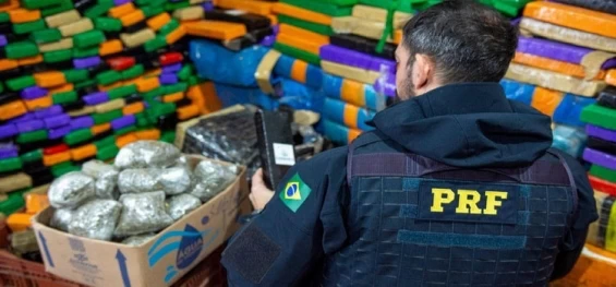 PARANÁ: Após tombamento de carreta, PRF apreende 2 toneladas de maconha.