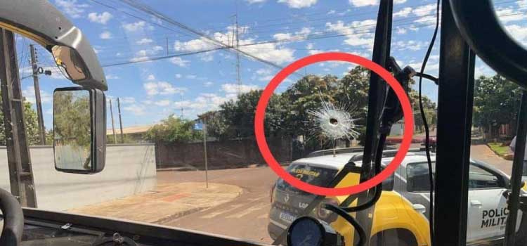 PARANÁ: Bandidos armados assaltam ônibus próximo a Mamborê e mantém passageiros reféns por horas.