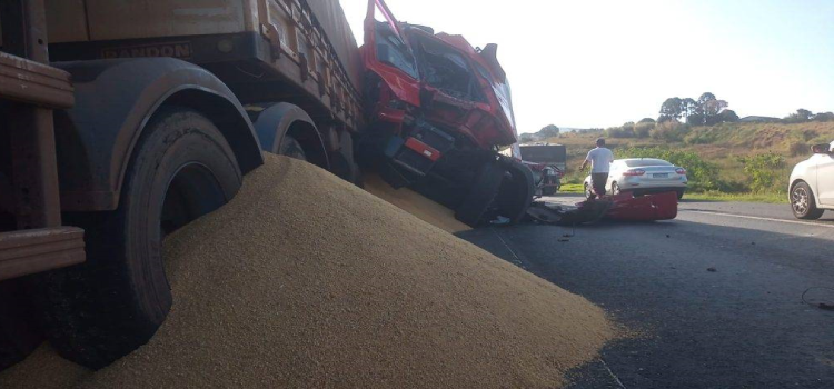 PARANÁ: BR-376 fica com lentidão após dois acidentes em sequência.