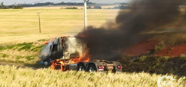 PARANÁ: Caminhão é destruído por chamas na PR-488 em Vera Cruz do Oeste.