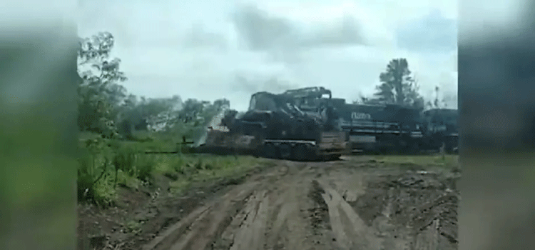 PARANÁ: Caminhão fica preso em ferrovia e é atingido por trem.