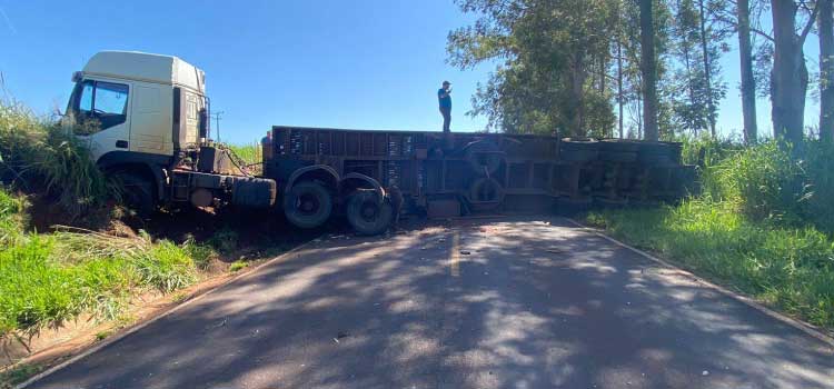 PARANÁ: Caminhão tomba e deixa via totalmente interditada após acidente na PR-180.