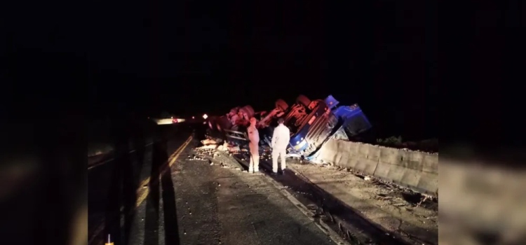PARANÁ: Caminhão tomba e motorista morre na hora em acidente.