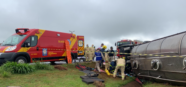 PARANÁ: Caminhoneiro evita colisão, mas tomba veículo e fica com a cabeça presa no painel na BR-467.
