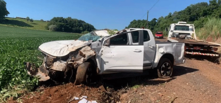PARANÁ: Caminhonete fica destruída após capotar na PR 281 em Dois Vizinhos.