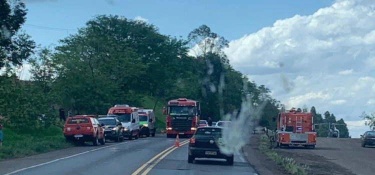 PARANÁ: Capotamento deixa vítima encarcerada na BR-163, próximo a Lindoeste.