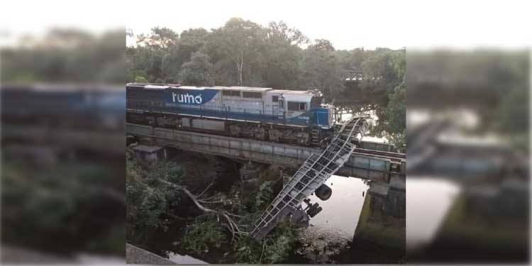 PARANÁ: Carreta fica pendurada em ponte após colisão com trem em Paranaguá.