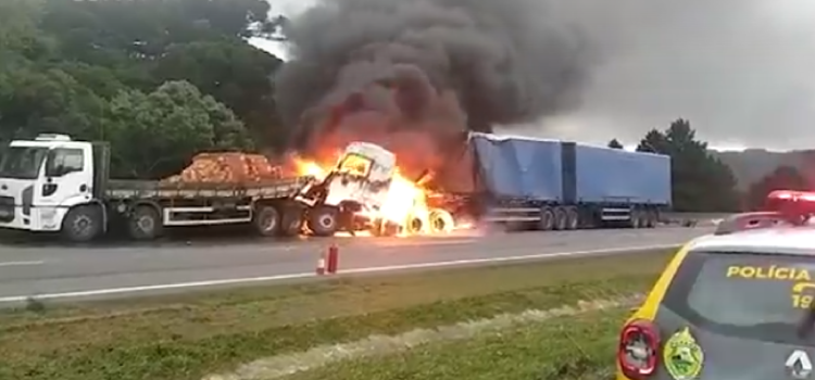 PARANÁ: Carreta pega fogo após grave acidente na BR 116.
