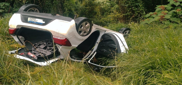 PARANÁ: Carro de Prefeitura capota na BR-376 e deixa três pessoas feridas.