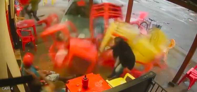 PARANÁ: Carro invade bar e atropela três pessoas.