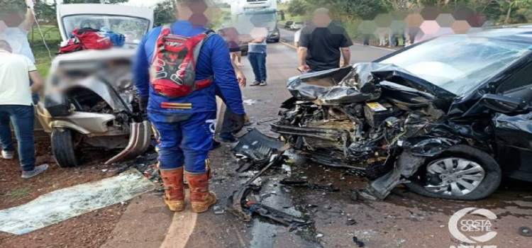 PARANÁ: Colisão frontal deixa uma pessoa morta e duas feridas na PR-495 em Santa Helena.