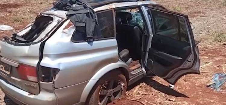 PARANÁ: Condutor desvia de buraco e capota carro na PR-317; situação deixou feridos.