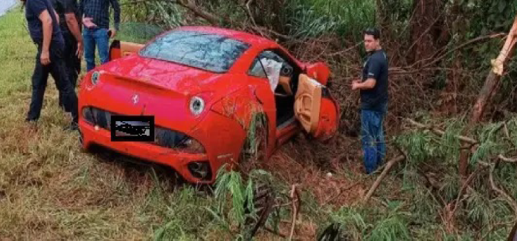 PARANÁ: Ferrari avaliada em R$ 1,2 milhão bate contra árvore em rodovia.