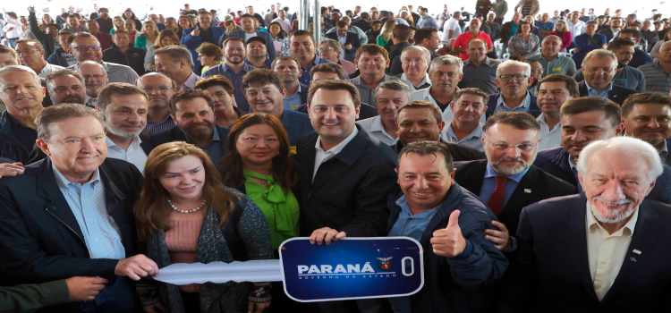 PARANÁ: Governador entrega 128 ônibus escolares e 45 novas viaturas para as forças de segurança pública.