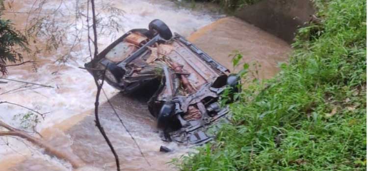PARANÁ: Homem morre preso às ferragens de carro após perder controle e cair em ribanceira.