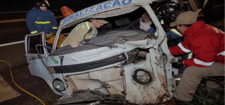 PARANÁ: Homem sofre grave fratura após colidir Kombi em uma vaca na BR-277.