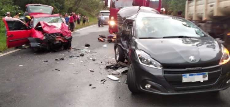 PARANÁ: Idosa morre e seis ficam gravemente feridos em acidente entre dois carros na BR-376.