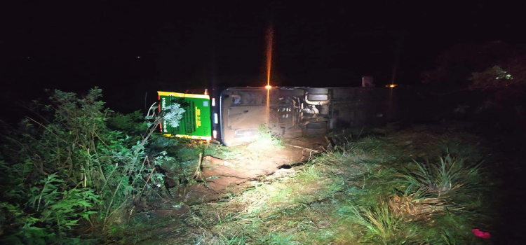 PARANÁ: Ônibus e carro colidem deixando uma pessoa morta e duas crianças feridas na BR-277.