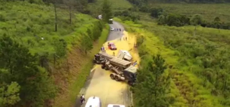 PARANÁ: Quatro mortos e quatro feridos em acidente com caminhões.