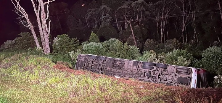 PARANÁ: Sete pessoas morrem e 22 ficam feridas após ônibus de viagem tombar na BR-277, em Fernandes Pinheiro.