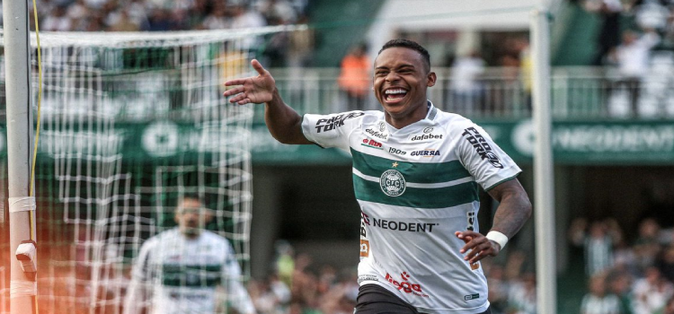 PARANAENSE: Coritiba deslancha no 2º tempo, bate Maringá e conquista o Paranaense.