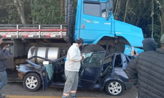 Pessoa morre em batida entre carro e caminhão na PR 662.