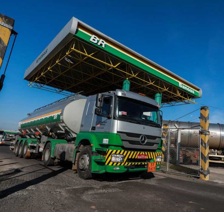 Petrobras anuncia redução de R$ 0,18 na gasolina para distribuidoras.