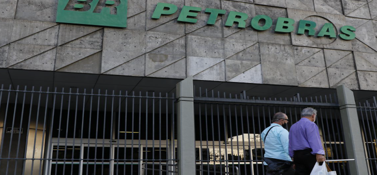 Petrobras reduz em 11,6% preço do querosene de aviação.