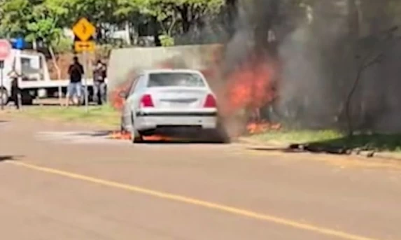 Peugeot 307 pega fogo em frente ao Detran de Cascavel