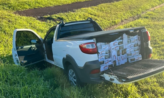 Picape carregada com cigarros cai na ribanceira após perseguição na BR 277.