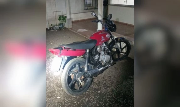 Polícia Militar apreende motocicleta após manobras perigosas e fuga no centro de Quedas do Iguaçu