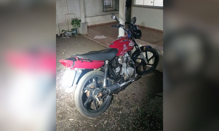 Polícia Militar apreende motocicleta após manobras perigosas e fuga no centro de Quedas do Iguaçu