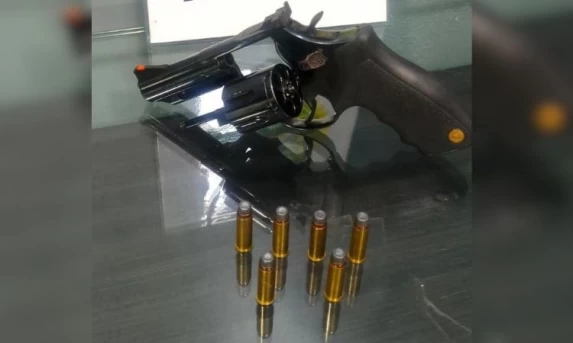 Polícia Militar apreende revólver durante 