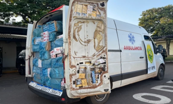 Polícia Militar de Toledo apreende falsa ambulância carregada com 170 caixas de cigarros contrabandeados.