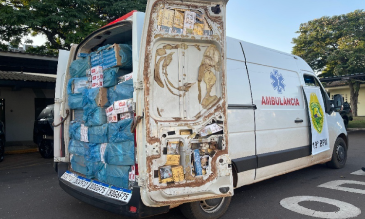 Polícia Militar de Toledo apreende falsa ambulância carregada com 170 caixas de cigarros contrabandeados.