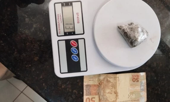 Polícia Militar prende dois homens, recupera motocicleta furtada e apreende drogas em Quedas do Iguaçu