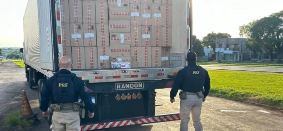 Polícia Rodoviária Federal apreende carreta com cigarros contrabandeados.