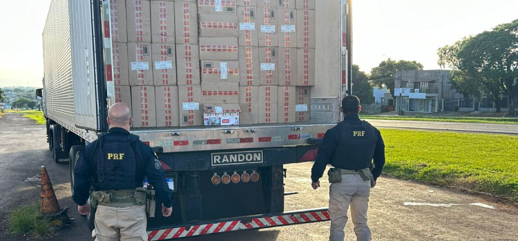 Polícia Rodoviária Federal apreende carreta com cigarros contrabandeados.