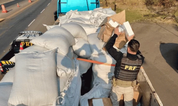 Polícia Rodoviária Federal apreende cerca de 4 mil celulares contrabandeados em Irati-PR
