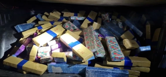 Polícia Rodoviária Federal de Cascavel apreende maconha e recupera carro roubado.