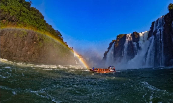 Policial: Barco de passeio vira nas Cataratas do Iguaçu e deixa um turista morto e dois feridos