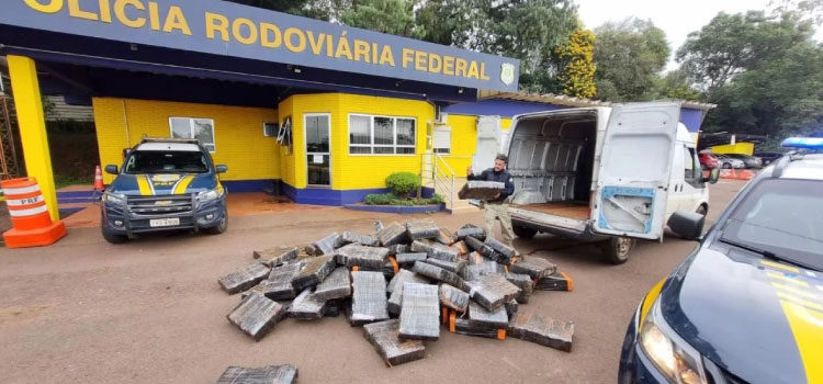 POLICIAL: Falsa viatura do Exército é flagrada pela PRF com quase 1,5 tonelada de maconha; dois cascavelenses foram presos.