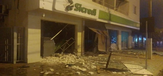POLICIAL: Ladrões armados invadem agência bancária em Diamante D'Oeste.