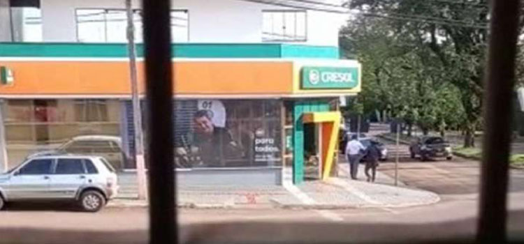 POLICIAL: Ladrões fortemente armados roubam duas agências bancárias e usam clientes como escudo humano.