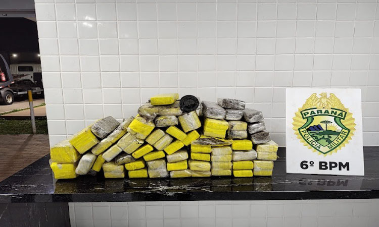 POLICIAL: Mulher é detida em posse de caminhonete furtada e 52 quilos de maconha.