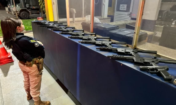 POLICIAL: No dia Internacional da Mulher, PRF apreende fuzis, pistola e cocaína com motorista de caminhão em Santa Terezinha de Itaipu (PR)