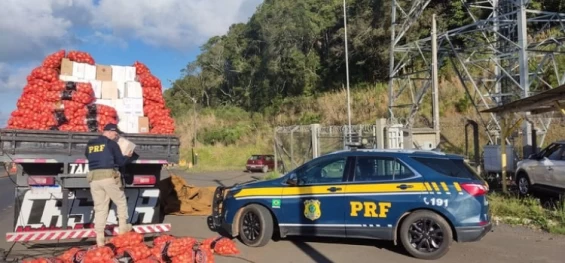 POLICIAL: PRF prende homem transportando 4500 litros de vinho de origem estrangeira em Irati/PR.