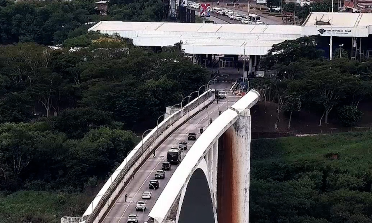 Ponte da Amizade é fechada para transferência de presos.
